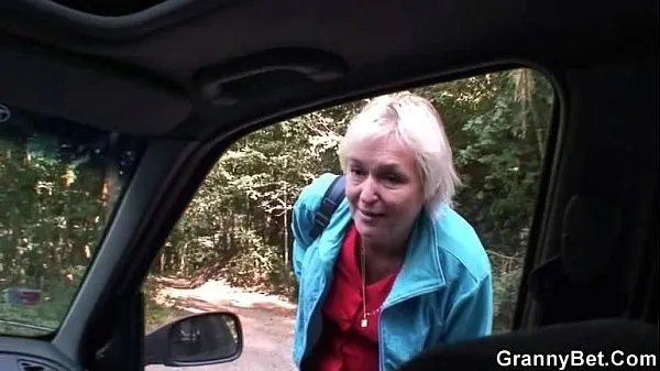 Old granny is picked up from road and fucked Klip baru yang segar