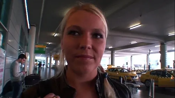 Frische Hot blonde Babe am Flughafen gefangen und für etwas Geld gefickt neue Clips