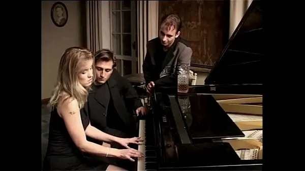 Färska Blonde whore playing piano and two cocks nya klipp