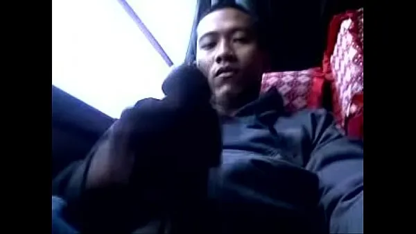 Taze gay indonesian jerking outdoor on bus yeni Klipler