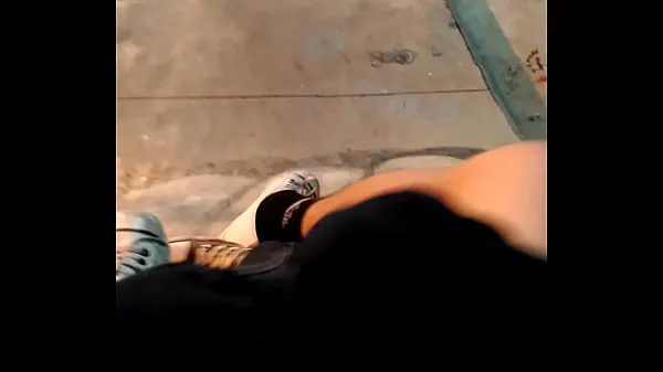 Frisse Couple crosses hot in public on the skate park nieuwe clips