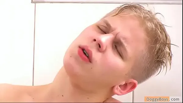 Nuevos Ducha masturbándose con sexy twink boy bert clips nuevos