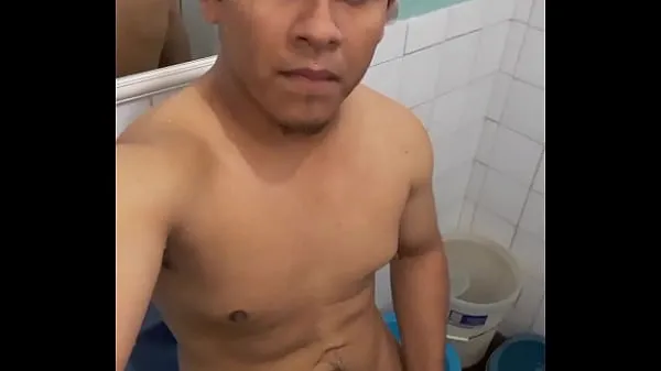 Rica se masturbait dans la salle de bain nouveaux clips