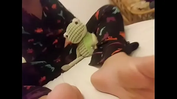 Färska Young Dinosaur Pjamas Boy Reveals Massive Cock and Cute Ass nya klipp