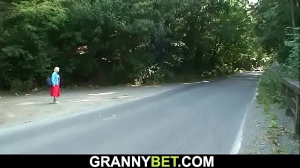 Hitchhiking blonde granny rides his young cock Klip baru yang segar