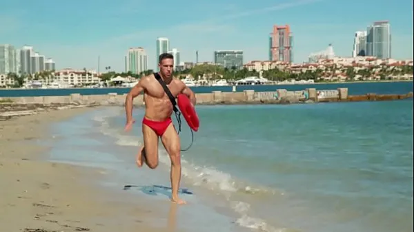 Nuovi GAYWIRE - Beefcake Lifeguard salva il nuotatore che sta annegando, poi gli sbatte il culonuovi clip