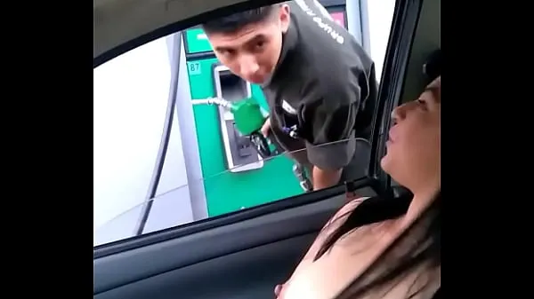 Taze Hechando gasolina y enseñando las tetas yeni Klipler