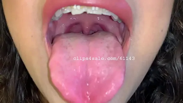 Φρέσκα Sexy Latina Showing Her Mouth νέα κλιπ