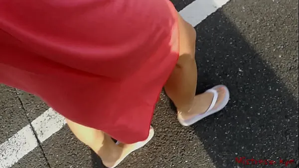 Nuovi Padrona che cammina a piedi nudi (infradito) in pubblico con il suo sottomesso - POV all'apertonuovi clip