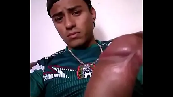 Un mexicain se masturbe dans son fauteuil nouveaux clips