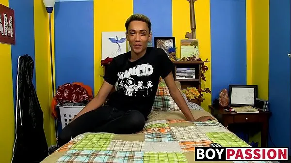 Nuevos Jovencito delgado Andrew Brenton acariciando su enorme erección solo clips nuevos