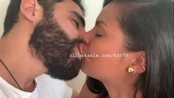 Tuoreet Gonzalo and Claudia Kissing Wednesday uutta leikettä