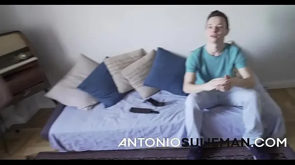 Não há honra nem dignidade para o corno com a presença do garanhão e o corno respondendo a sua mãe prostituta Antonio transa com ela novos clipes