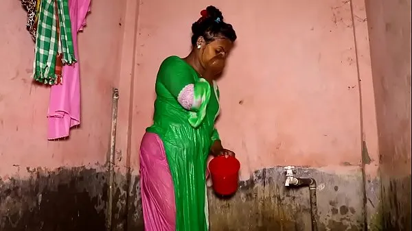 Vidéo du bain ouvert de la sexy Bhabir du village nouveaux clips