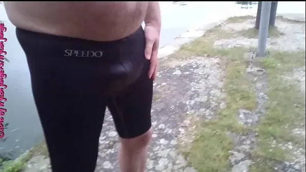 Φρέσκα Speedo urinating at the canal ** outdoor fun νέα κλιπ