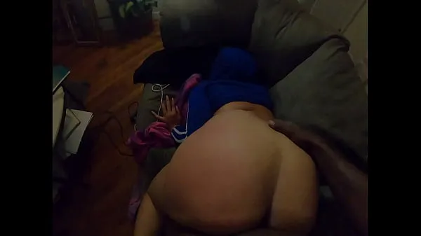 Friske Pounding my roommates big booty wife on the counch nye klip
