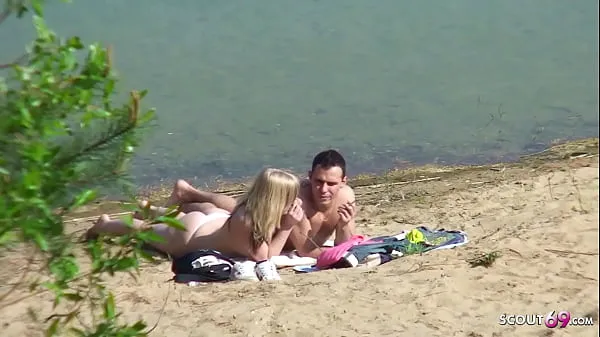 Nuovi Una vera giovane coppia filmata di nascosto mentre scopa sulla spiaggia tedescanuovi clip