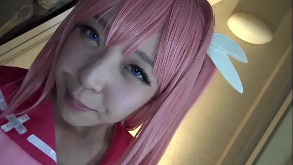 Une belle cosplayeuse qui semble pouvoir utiliser la magie des cheveux roses, propriétaire d'un corps de dynamite diabolique malgré son apparence nouveaux clips