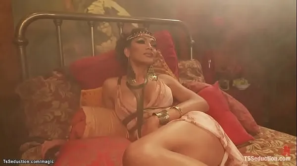 Morena gostosa de seios grandes transsexual asiático Deusa Yasmine Lee recebe chupada de pau pela submissa escrava Blake, em seguida, beija e fode anal na cama novos clipes