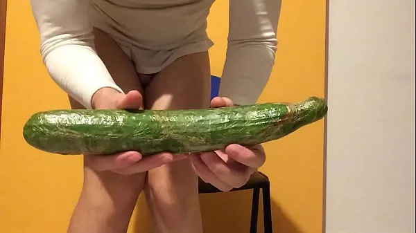 Frische 30 Zentimeter lange Gurke für meinen sehr sehr hungrigen Arsch neue Clips