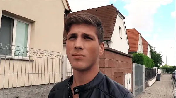 Twink sexy se curva e geme enquanto leva a bunda em público por algum dinheiro - CZECH HUNTER 557 novos clipes