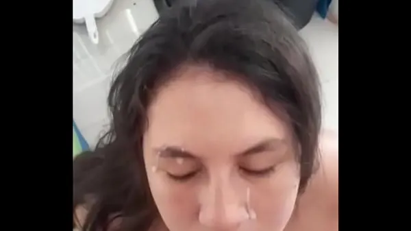 Nuevos Puta latina recibe una corrida enorme en la cocina después de que la pillé en el baño! Facial en cámara lenta clips nuevos