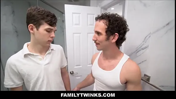 Twink Stepson Intimidado Sexo em Família com Stepdad novos clipes