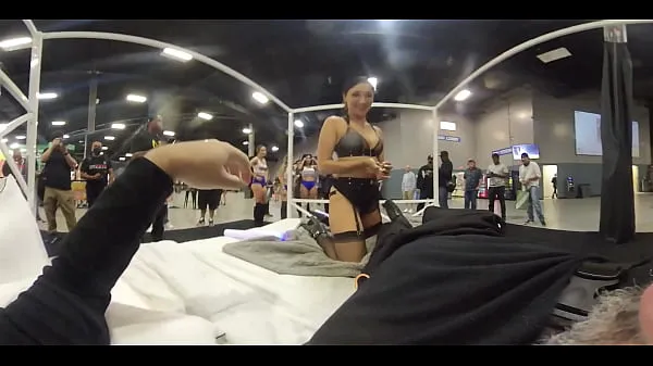 Dominatrix montre son corps à une convention porno nouveaux clips