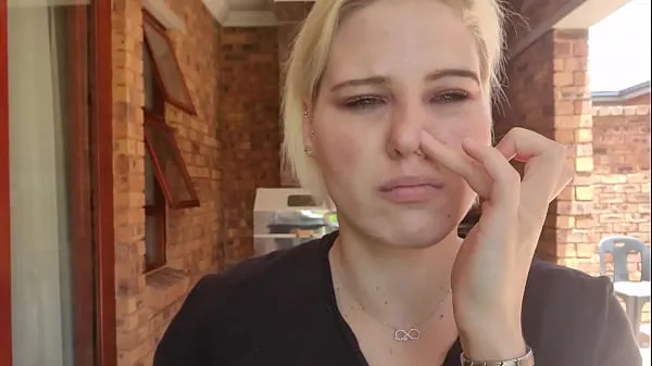 Färska Blonde blows out boogers out of her nose and plays with it | nose picking | fetish nya klipp