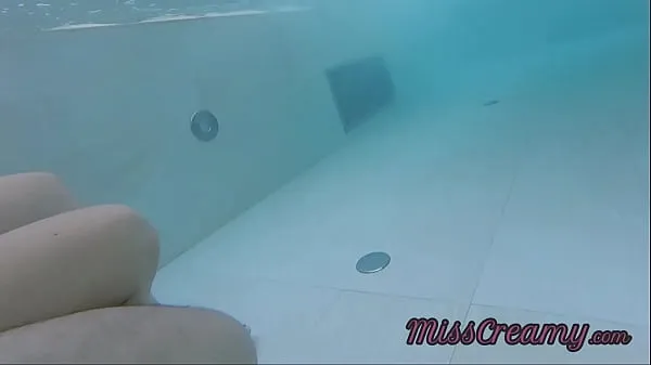 Nuevos Muestro mi polla frente a una joven en una piscina pública y me ayuda a masturbarme - es muy arriesgado con gente cerca - MissCreamy clips nuevos