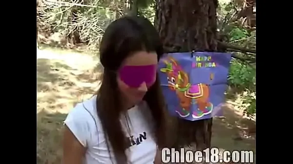 Frische Teenie-Mädchen draußen im Wald - Chloe 18 neue Clips