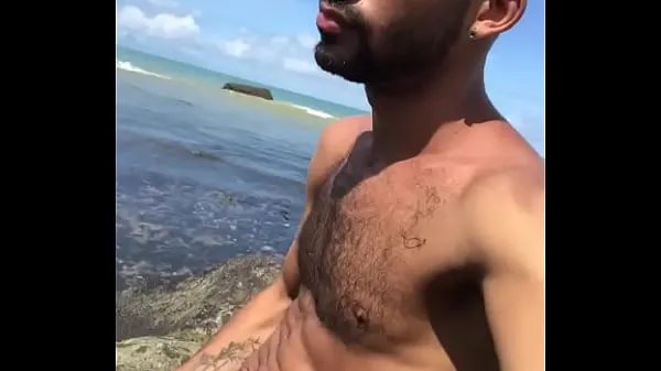 Nuovi Giovane dotato che si masturba sulla spiaggianuovi clip
