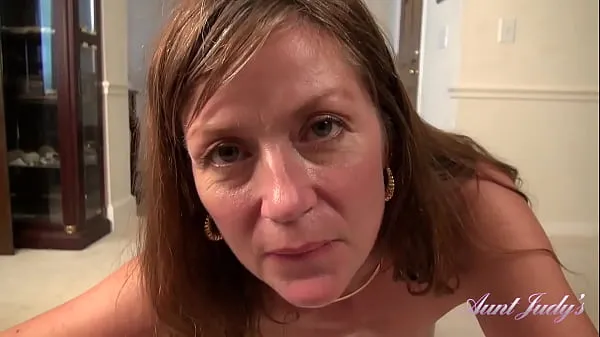 Votre belle-tante MILF à la chatte poilue de 43 ans suce votre bite et vous laisse la baiser (Isabella - POV virtuel nouveaux clips