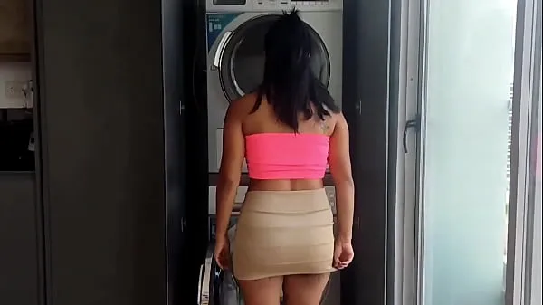 La belle-mère latina reste coincée dans la machine à laver et son beau-fils la baise nouveaux clips