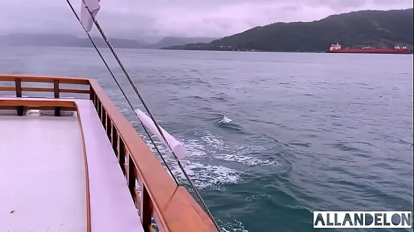 Latina gostosa estava na festa no barco dançando um funk, fiquei de pau duro vendo ela dançar ela viu e olha no que Deu | Boquete em público na Festa no barco | Bettina Alvarenga Klip baharu baharu