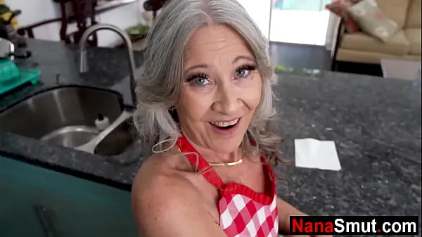 Nuovi La nonna arrapata vuole scopare il nipotenuovi clip