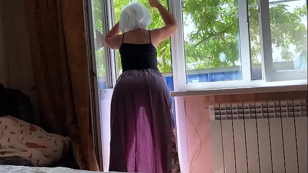 Belle-mère en robe transparente montre son gros cul à son beau-fils et attend le sexe anal nouveaux clips