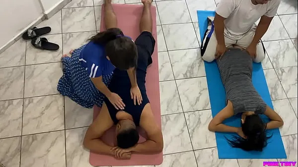 mon mari et moi faisons des massages en couple mais je m embrasse avec le client et mon mari qu il ne voit pas mais il aime cocu nouveaux clips