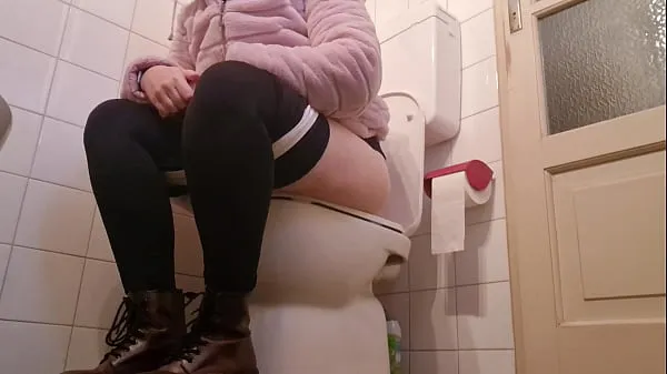 Frische Tolle Pisse und Fürze im Badezimmer eines Freundes in 4K neue Clips