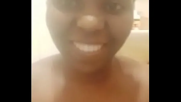 Petite amie africaine travaillant en Arabie saoudite posant nue pour son petit ami nouveaux clips