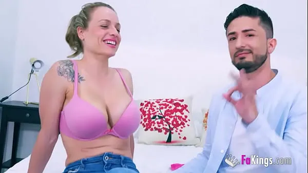 Nuovi Questa mamma tettona ha LET LOOSE! Lara Cruz vuole provare giovani esordientinuovi clip