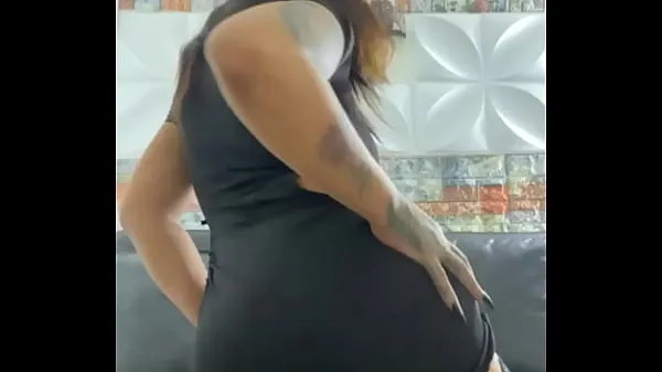 Essa rainha anal está de volta com consolos gigantescos e incríveis novos clipes