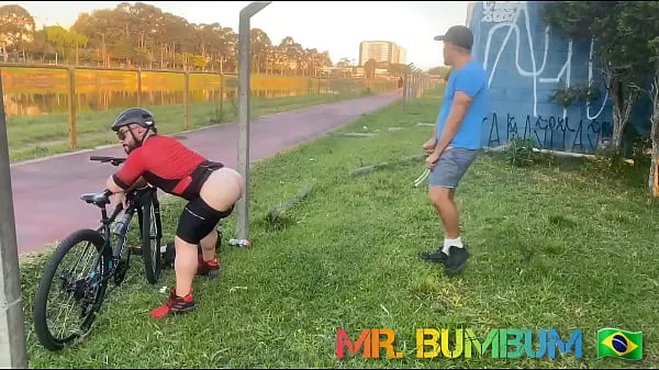 Fresh CYCLIST CAUGHT A MAKE-OUT AND SHOWS HIS BOLDNESS OUTDOORS (COMPLETE ON RED AND SUBSCRIPTION new Clips