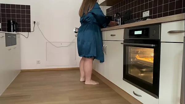 Nové Horny Stepmother-in-law and son-in-law masturbate together in the kitchen nové klipy