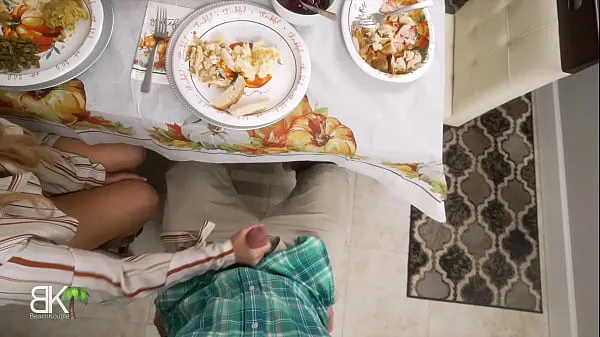 Friske StepMom Gets Stuffed For Thanksgiving! - Full 4K nye klip