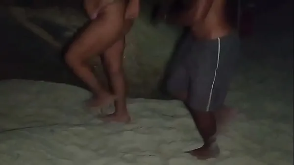 Frische Riskanter Sex in der Öffentlichkeit am Strand, fast von der Polizei erwischt neue Clips