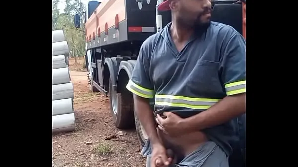 Friske Worker Masturbating on Construction Site Hidden Behind the Company Truck nye klip