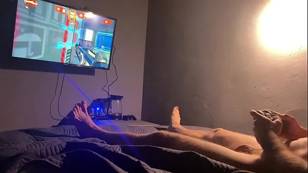 Friss I'm playing a video game and I'm horny! I cum on my chest with a massive loads of cum új klipek