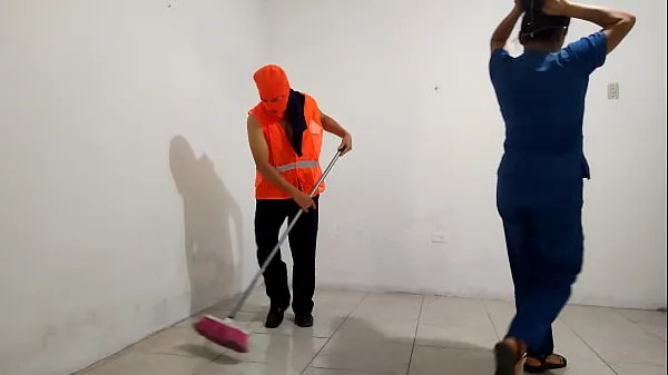 Φρέσκα THE DIRTY HOSPITAL NURSE FLIRTS WITH THE SWEEPER!! SHE WAS SO DIRTY THAT SHE MOTIVATED THE CLEANING MAN AND SHE GAVE A BLOWJOB WITH A LOT OF SALIVA TO THE WORKER'S PENIS. REAL PORN IN THE HOSPITAL νέα κλιπ